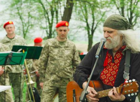 L'artiste Lev Skop lors de l'inauguration du panthéon dédié aux soldats morts pour l'Ukraine.